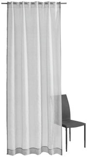 Grauer Vorhang mit Allover-Ornamentmuster, frontal fotografiert, neben einem Stuhl.