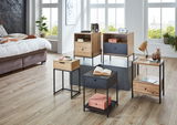Moderne Nachtkommoden in verschiedenen Designs aus Holz und Metall, in einem stilvollen Schlafzimmer mit Blick auf das Bett und große Fenster.