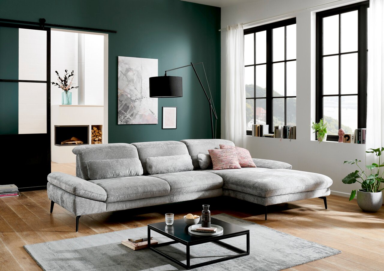 Grijze longchair-set in een moderne woonkamer, zijaanzicht