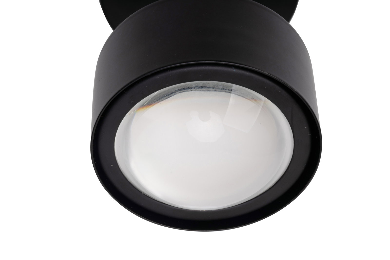 Nahaufnahme eines schwarzen LED-Strahlers von unten, mit sichtbarer Linse.