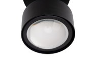 Nahaufnahme eines schwarzen LED-Strahlers von unten, mit sichtbarer Linse.