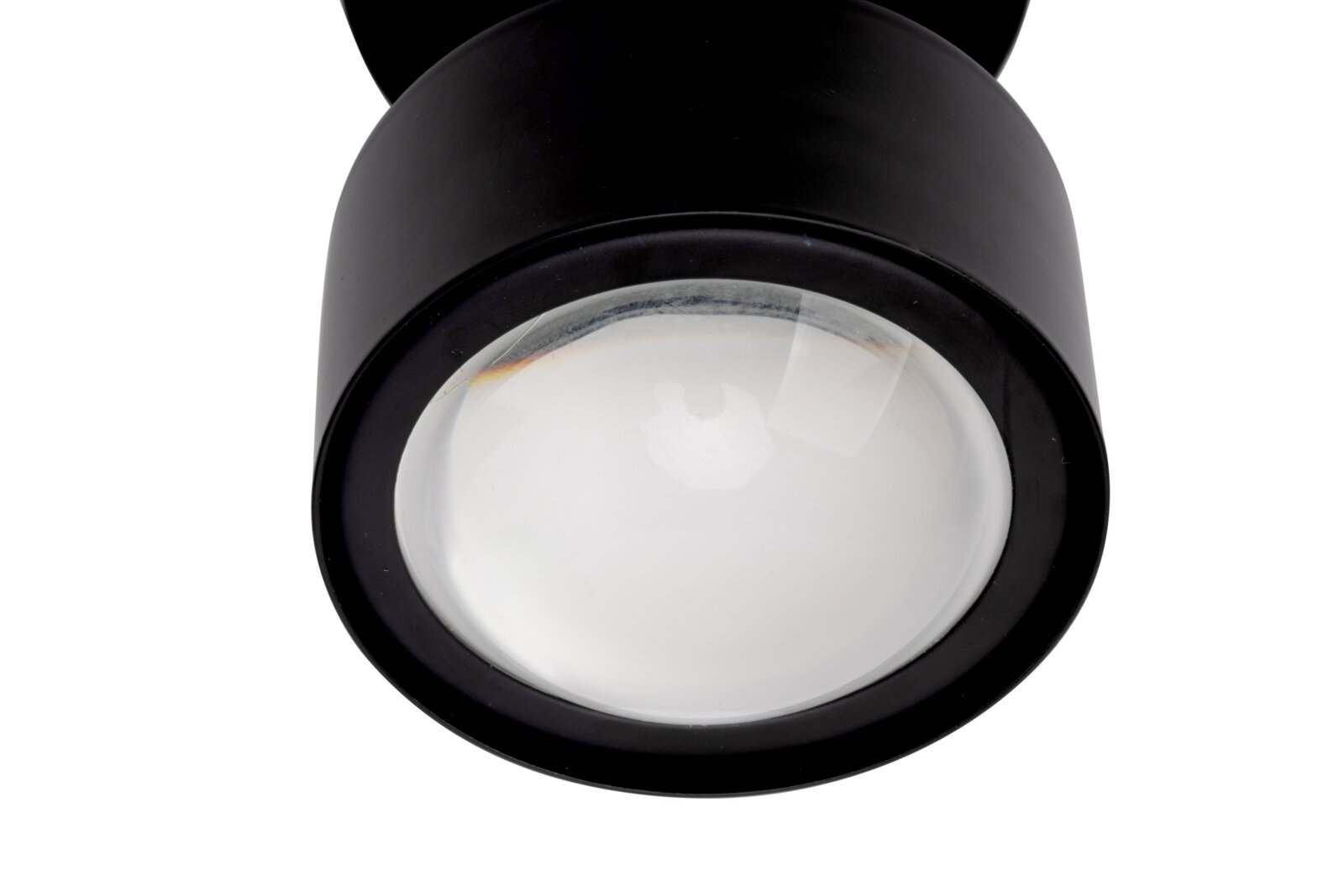 Nahaufnahme eines schwarzen LED-Strahlers von unten, mit sichtbarer Linse.