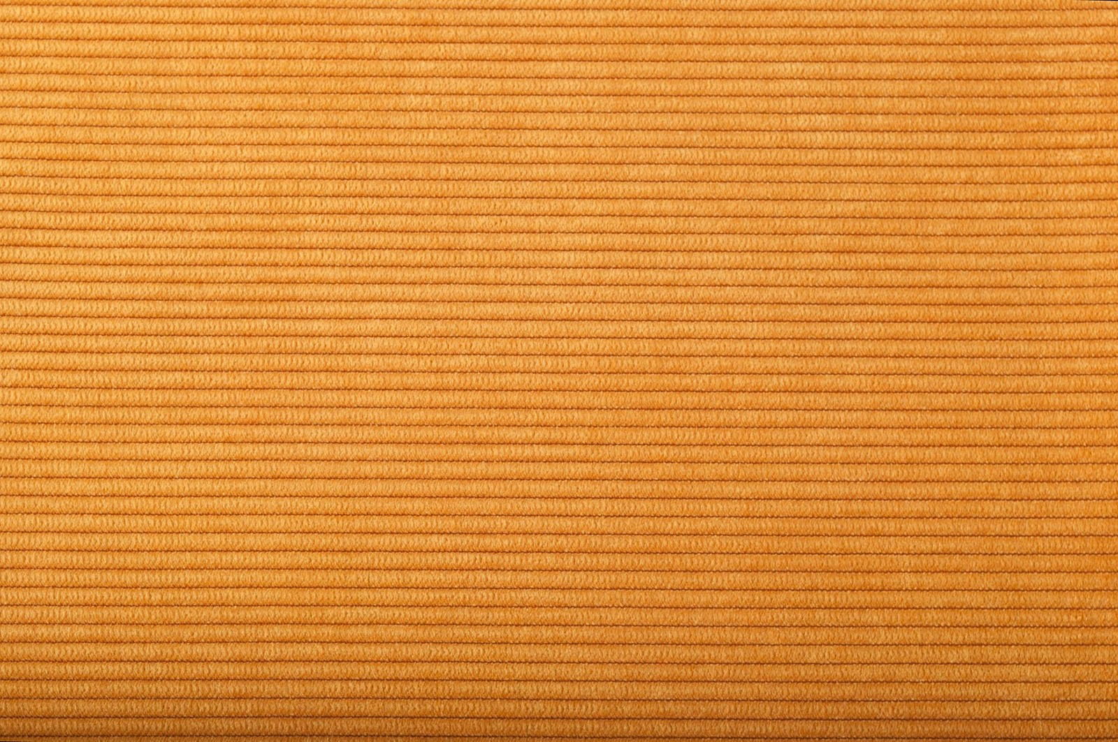 Nahaufnahme eines gelben, gerippten Stoffes in horizontaler Perspektive