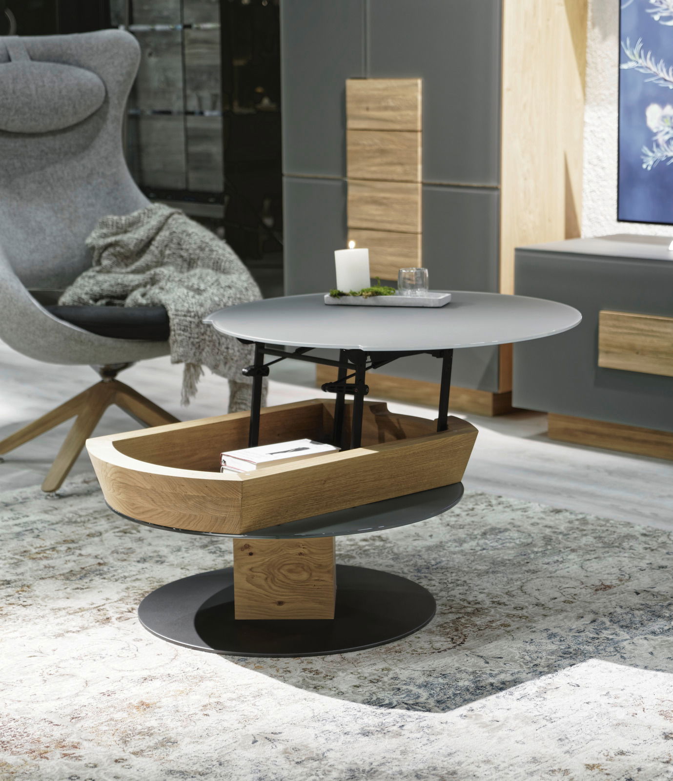 Voglauer Couchtisch VMONTANARA Moderner Couchtisch mit runder, grauer Tischplatte und Holzablage, seitliche Perspektive