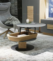 Moderner Couchtisch mit runder, grauer Tischplatte und Holzablage, seitliche Perspektive