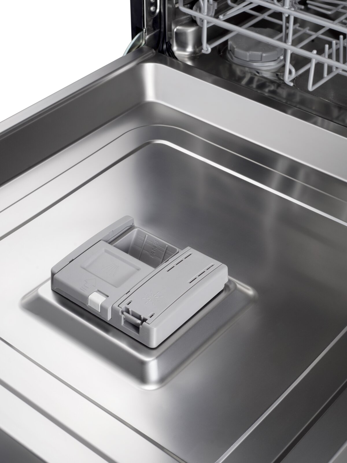 Close-up van de binnenkant van een roestvrijstalen vaatwasser met grijs doseerbakje voor vaatwasmiddel op de open deur, gefotografeerd vanuit een schuine bovenaanzichtperspectief.