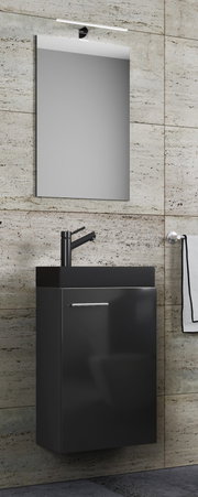 Modernes Badezimmer-Waschtisch-Set mit wandhängendem schwarzem Unterschrank, schwarzem Aufsatzwaschbecken, Armatur, rechteckigem Spiegel und LED-Spiegelleuchte vor heller Steinwand, frontal in leichter Schrägansicht von links