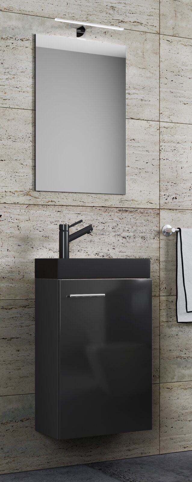 Modernes Badezimmer-Waschtisch-Set mit wandhängendem schwarzem Unterschrank, schwarzem Aufsatzwaschbecken, Armatur, rechteckigem Spiegel und LED-Spiegelleuchte vor heller Steinwand, frontal in leichter Schrägansicht von links