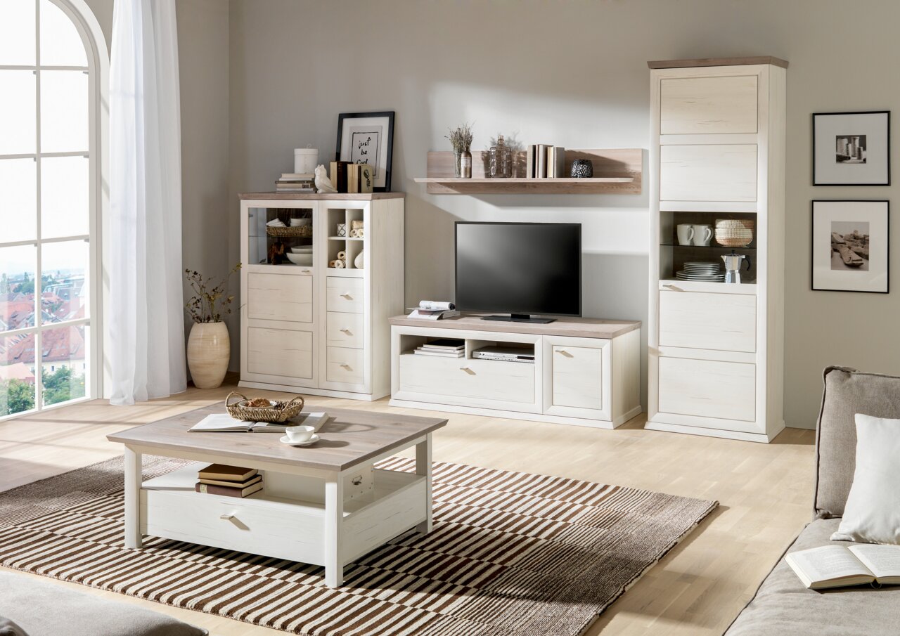 Hom´in TV-Lowboard CAMRON TV-Lowboard CAMRON in einem modernen Wohnzimmer, frontal betrachtet, mit hellem Holzdesign und Stauraum.