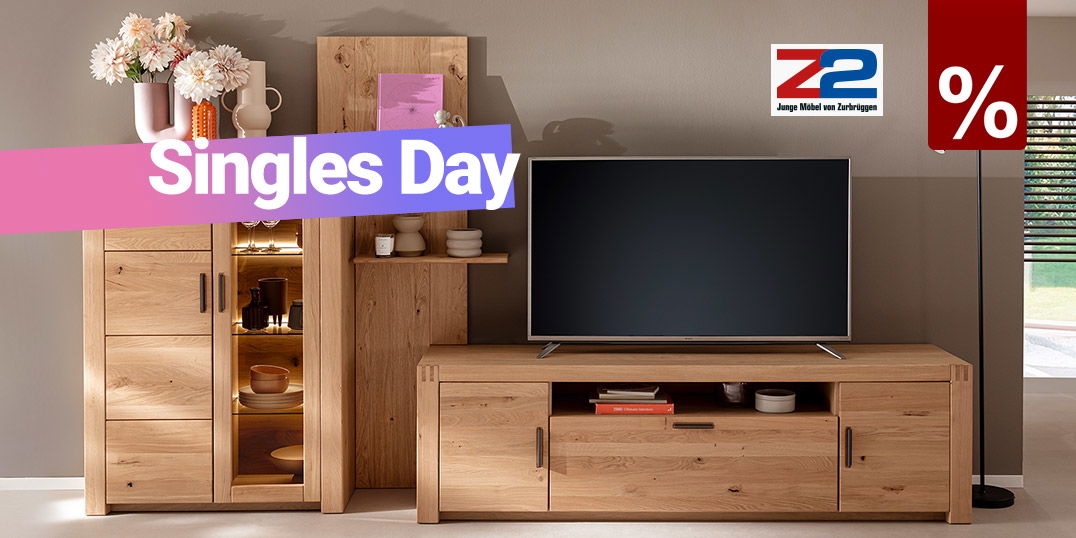 Wohnwand aus massiver Eiche mit TV-Board, Vitrine und Regal, modern dekoriert mit Blumen und Keramik, im hellen Wohnzimmer.