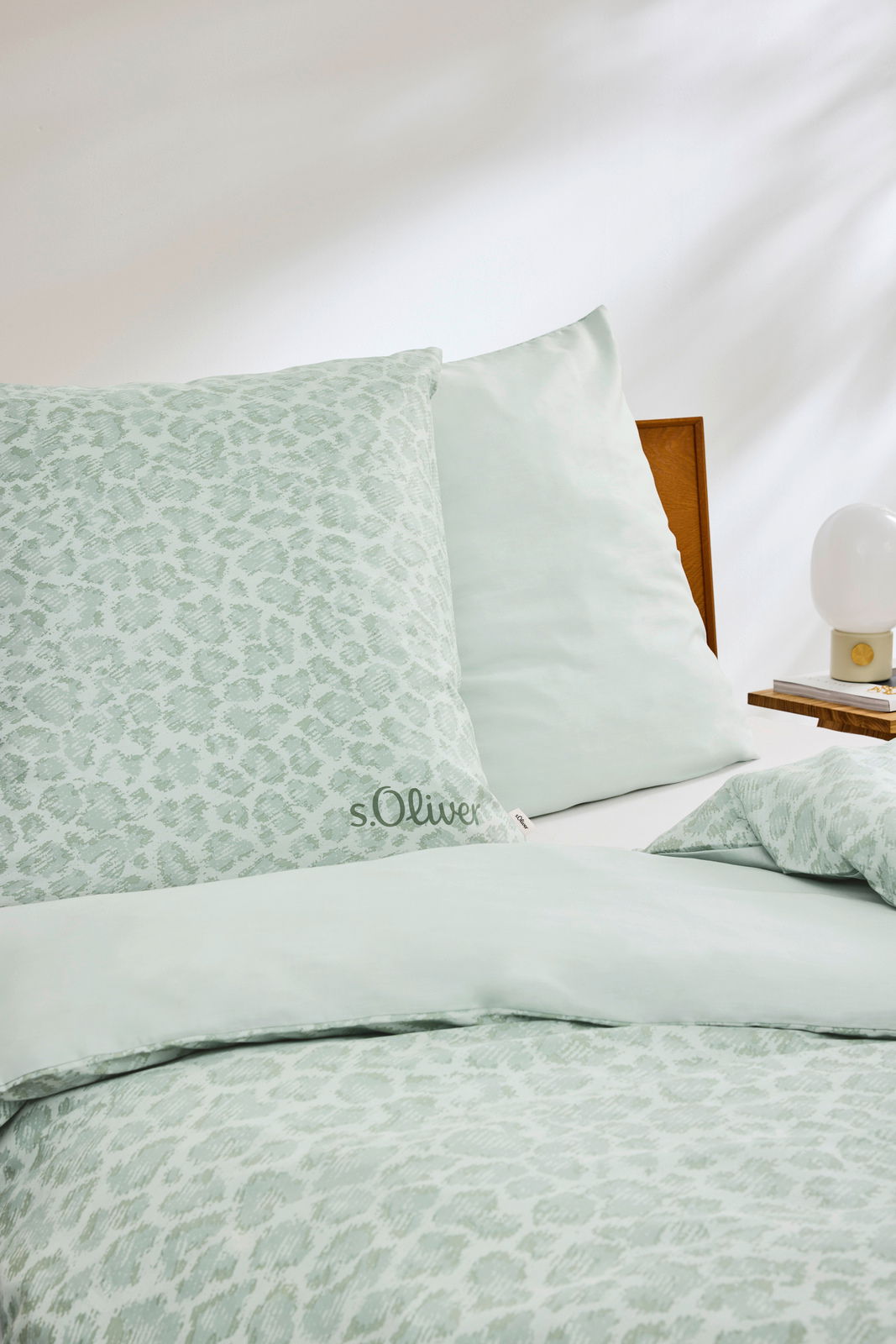 Satinbettwäsche 155x220cm in mintgrünem Leopardenmuster, seitliche Perspektive