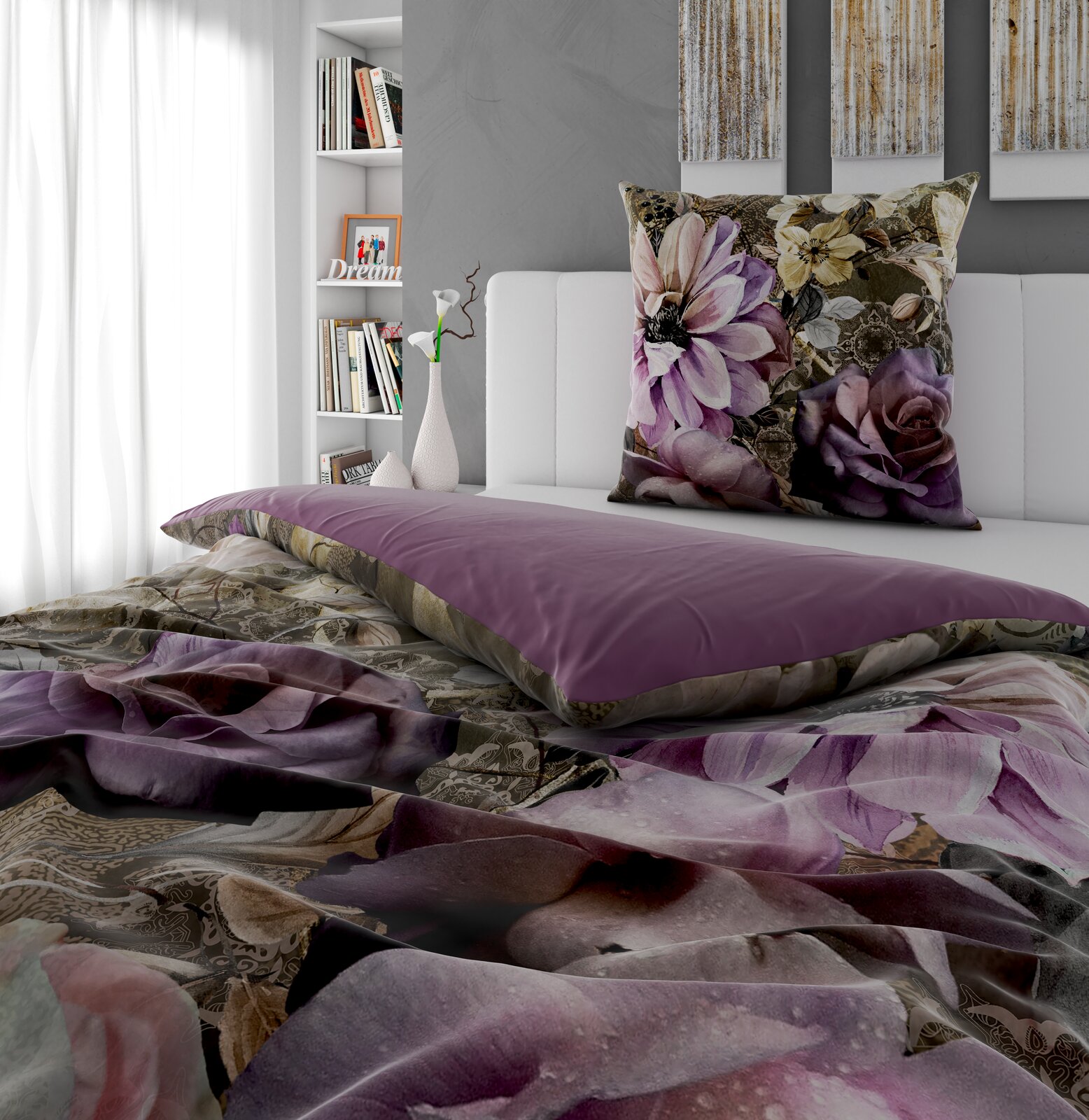 Wendebettwäsche mit floralem Muster in Lila- und Beigetönen, auf einem Bett in einem modernen Schlafzimmer mit Blick auf das Kopfkissen und die Bettdecke.