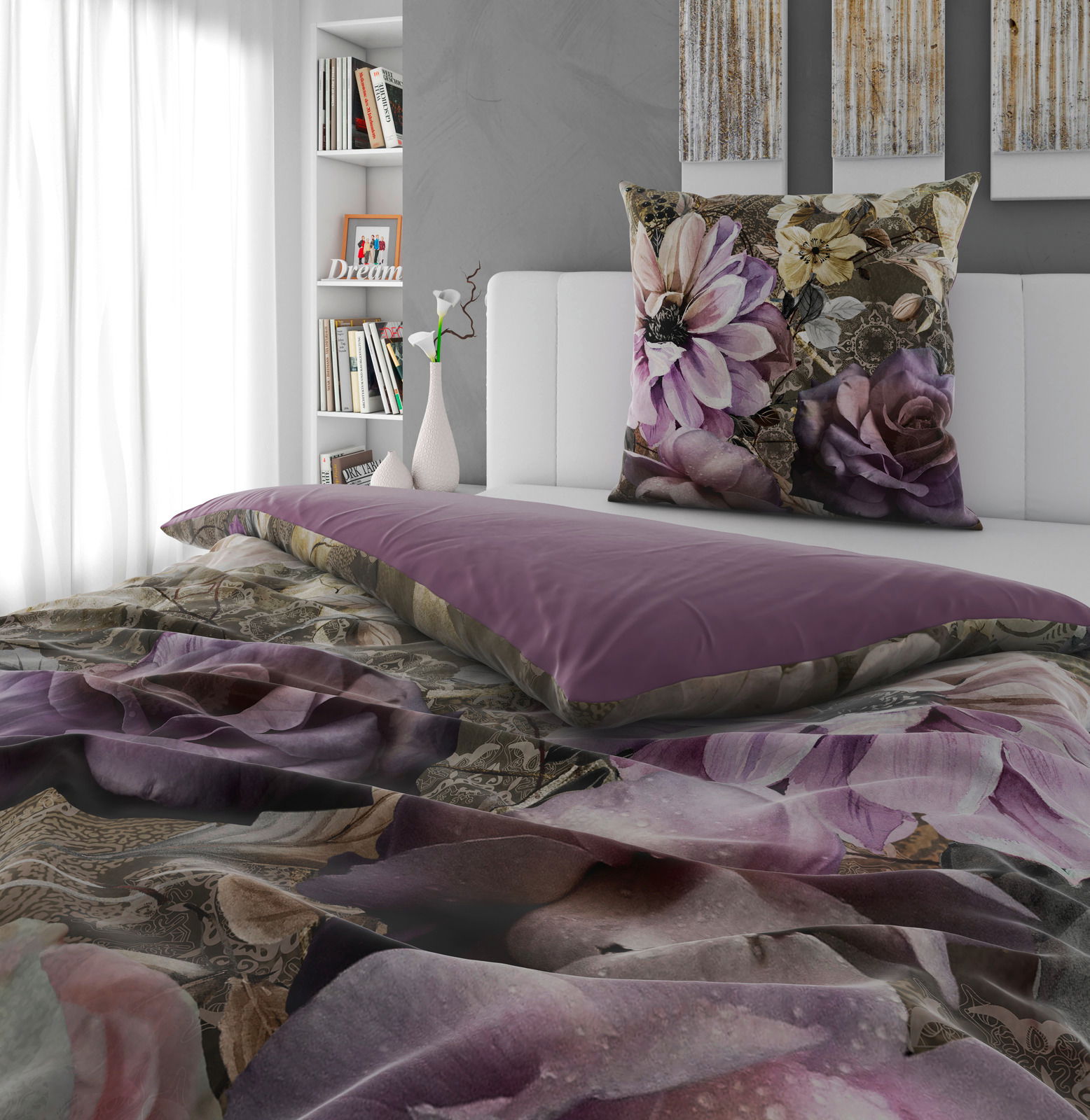 Wendebettwäsche mit floralem Muster in Lila- und Beigetönen, auf einem Bett in einem modernen Schlafzimmer mit Blick auf das Kopfkissen und die Bettdecke.