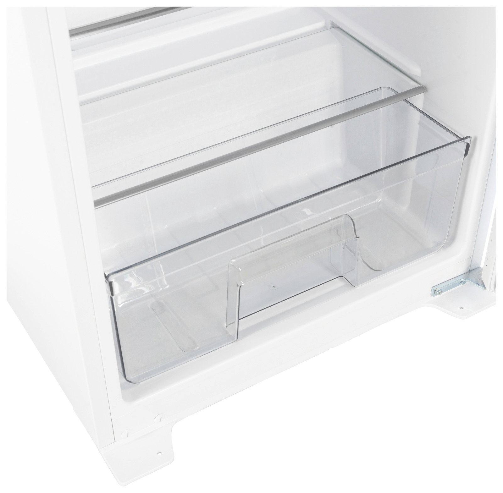 Innenansicht eines Einbaukühlschranks mit geöffneter Tür, zeigt ein transparentes Gemüsefach und Glasablagen.