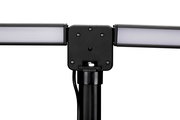 LED-Klemmleuchte in Nahaufnahme von vorne, zeigt die Leuchtarme und den Befestigungsmechanismus.