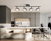 Moderne LED-Deckenleuchte mit vier verstellbaren Strahlern in einer stilvollen Küche, Perspektive von unten.