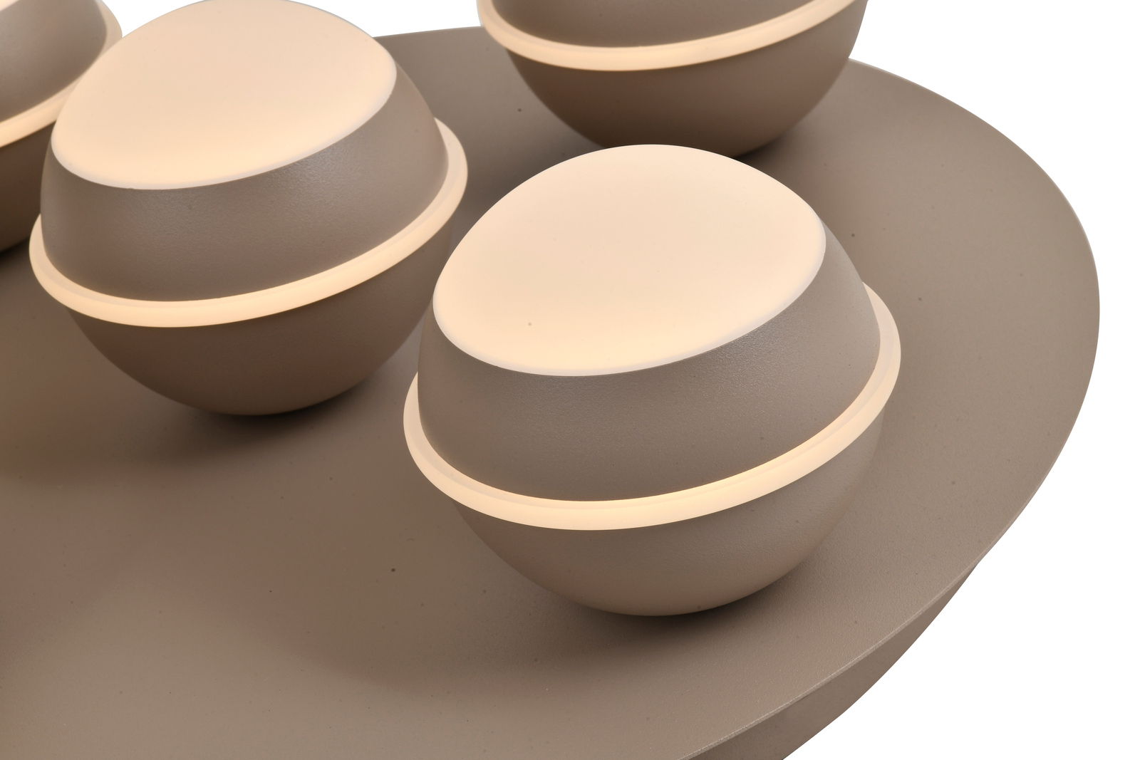 Nahaufnahme einer modernen LED-Deckenleuchte mit kugelförmigen Elementen in einer seitlichen Perspektive.