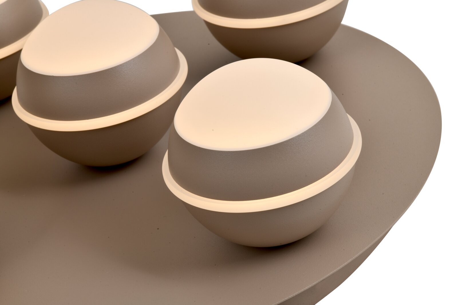 Close-up van een moderne led-plafondlamp met bolvormige elementen, gezien vanuit een zijdelingse hoek.