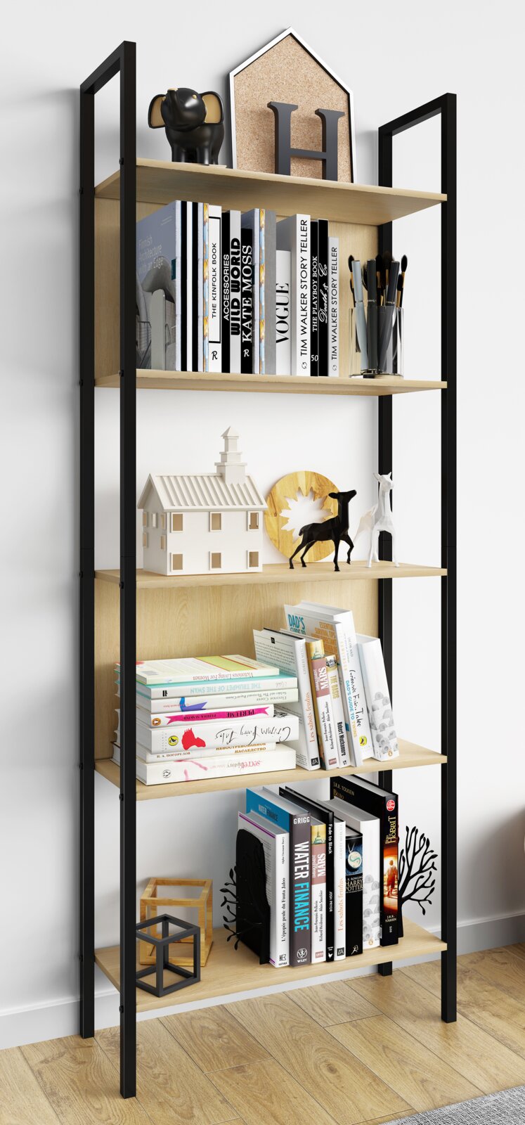 Schmales Standregal im Industrial-Design mit schwarzem Metallrahmen und hellen Holzablagen, frontal in leichter Schrägansicht von vorne fotografiert, dekoriert mit Büchern und Dekofiguren.