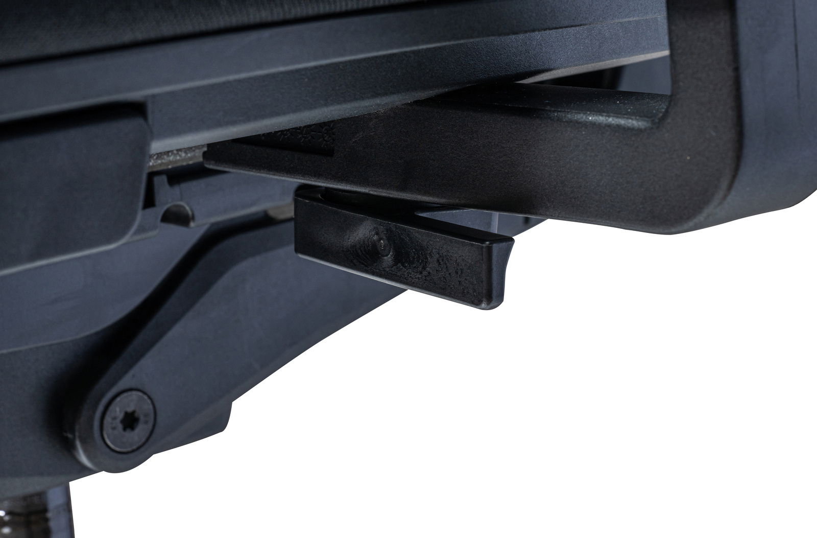 Nahaufnahme eines schwarzen Hebels unter einem Bürostuhl, seitliche Perspektive.
