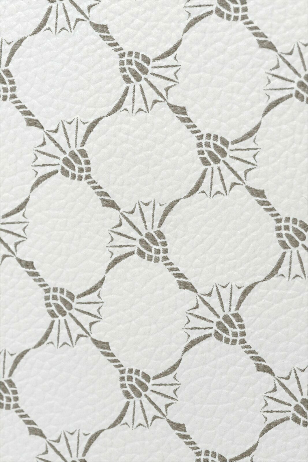 Nahaufnahme eines weißen Pedaleimers mit grauem, geometrischem Muster.