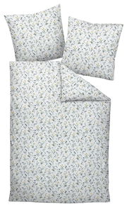 Bettwäsche-Set mit floralem Muster in Weiß und Gelb, bestehend aus einem Bettbezug und zwei Kissenbezügen, aus der Vogelperspektive fotografiert.