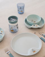 Kindergeschirr-Set Mio 6-tlg. in sanften Pastellfarben mit maritimen Motiven, bestehend aus Teller, Schüssel, Becher und Besteck, aus der Vogelperspektive auf einem Tisch arrangiert.
