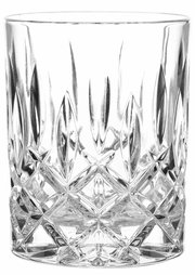 Kristallglas mit elegantem Schliffmuster, seitliche Perspektive