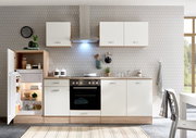 Moderne Küchenzeile mit weißen Schränken und Holzdetails, inklusive Kühlschrank, Herd und Dunstabzugshaube, aus frontaler Perspektive.