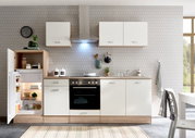 Moderne Küchenzeile mit weißen Schränken und Holzdetails, inklusive Kühlschrank, Herd und Dunstabzugshaube, aus frontaler Perspektive.