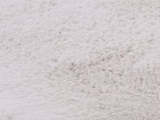 Nahaufnahme eines weißen Fellteppichs mit weicher Textur