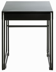 Schwarzer Beistelltisch im modernen Design, frontal fotografiert.