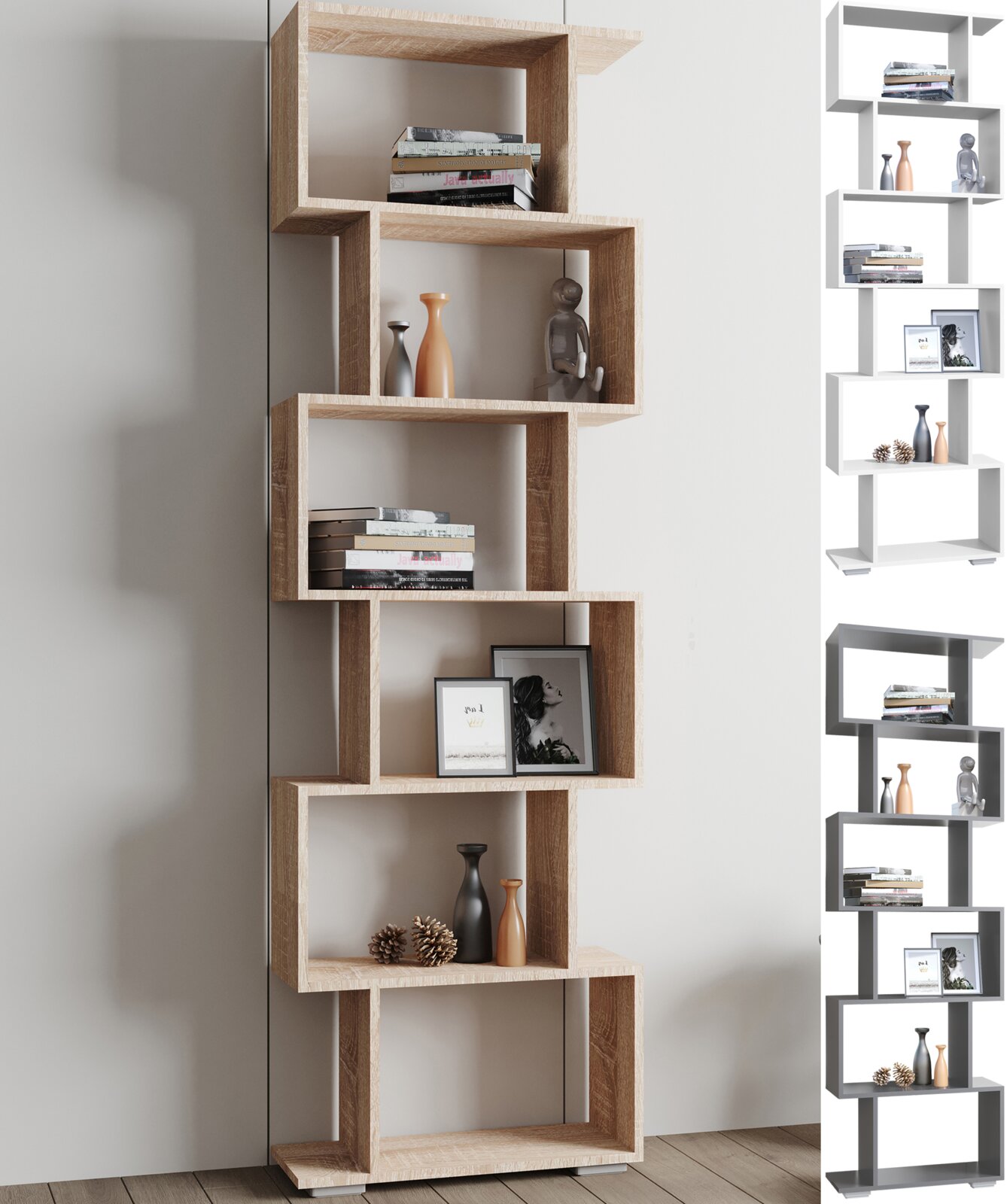 Modernes, asymmetrisches Standregal/Bücherregal in Eiche-Optik mit versetzten offenen Fächern, dekoriert mit Büchern, Vasen und Bilderrahmen; frontale Perspektive leicht von links.