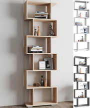 Modernes, asymmetrisches Standregal/Bücherregal in Eiche-Optik mit versetzten offenen Fächern, dekoriert mit Büchern, Vasen und Bilderrahmen; frontale Perspektive leicht von links.