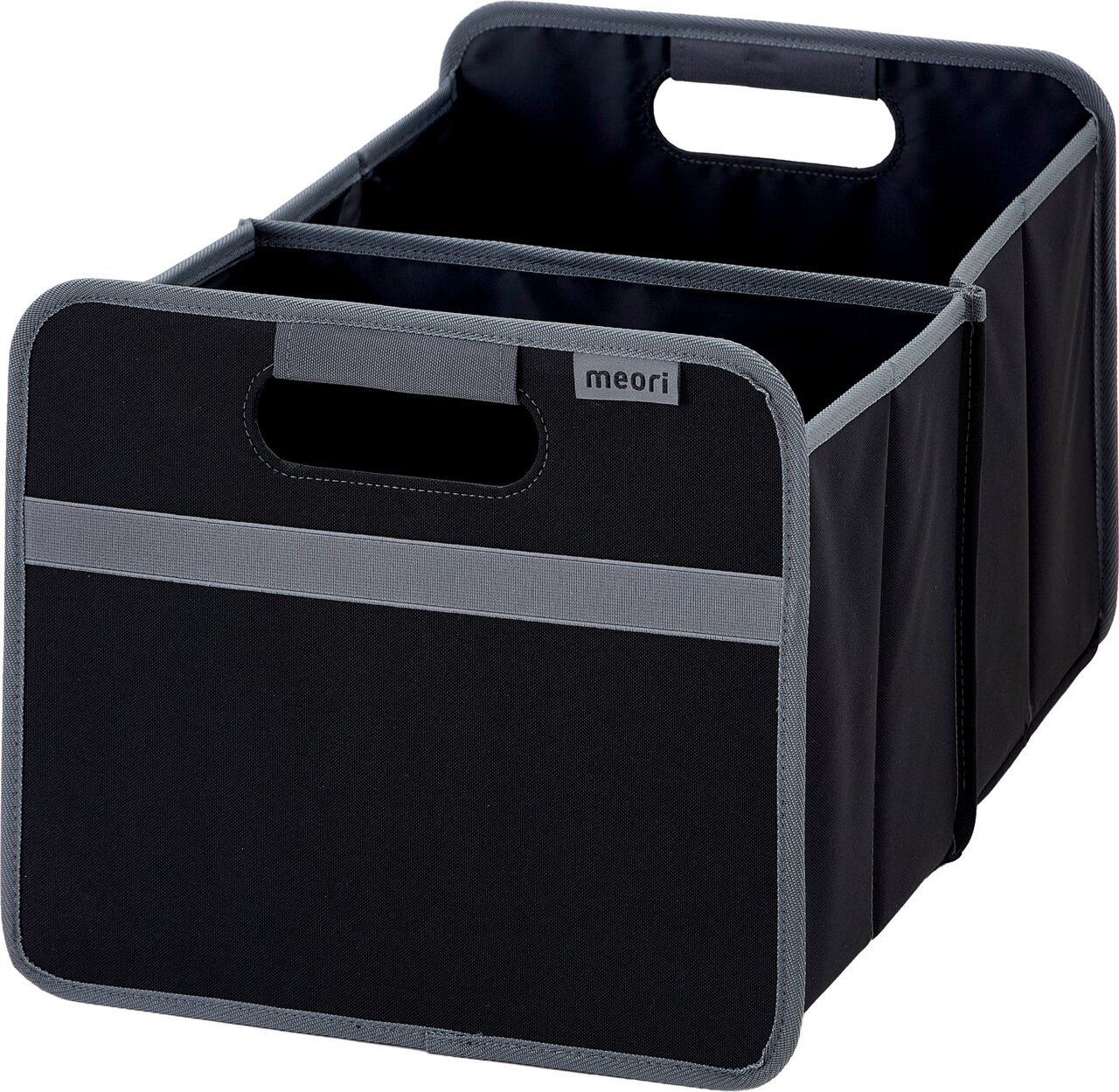 Meori Opvouwbare doos Classic Large Zwarte Meori-opvouwbare box/organizer met grijze sierstrip en handvatten, binnenruimte met twee vakken, vrijstaand op een witte achtergrond, schuin aanzicht van voren en bovenaf.