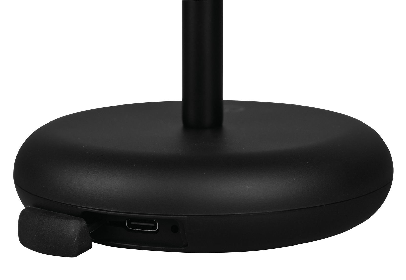 Nahaufnahme der Basis einer schwarzen Akku-Tischleuchte Elliot mit USB-Anschluss, seitliche Perspektive