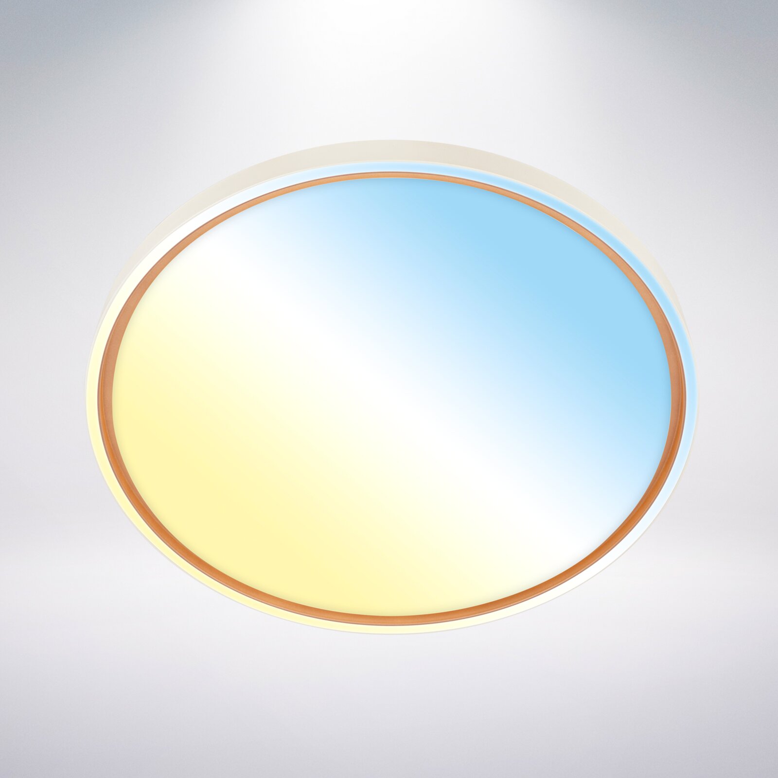 Ronde plafondlamp met witte behuizing, koperkleurige sierrand en een lichtvlak met warmgele en koelblauwe tinten, schuin van onderen gezien