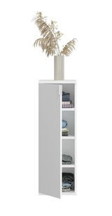 Weiße Garderobenkombination mit geöffneter Tür, zeigt gestapelte Kleidung auf Regalböden, dekoriert mit einer Vase und getrockneten Pflanzen, Frontalansicht.