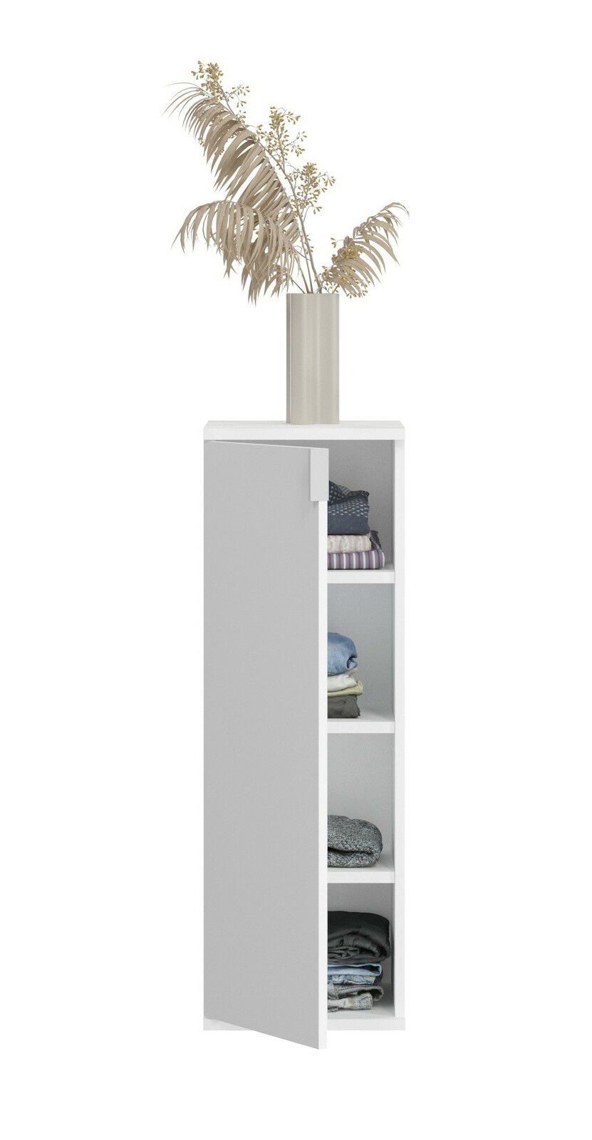 Weiße Garderobenkombination mit geöffneter Tür, zeigt gestapelte Kleidung auf Regalböden, dekoriert mit einer Vase und getrockneten Pflanzen, Frontalansicht.