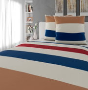 Omkeerbaar beddengoed van 200 x 200 cm met brede horizontale strepen in bruin, wit, blauw en rood, op een bed in een moderne slaapkamer met boekenkast en decoraties, gezien van voren.