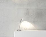 LED Tischleuchte auf einem weißen Podest, seitliche Perspektive