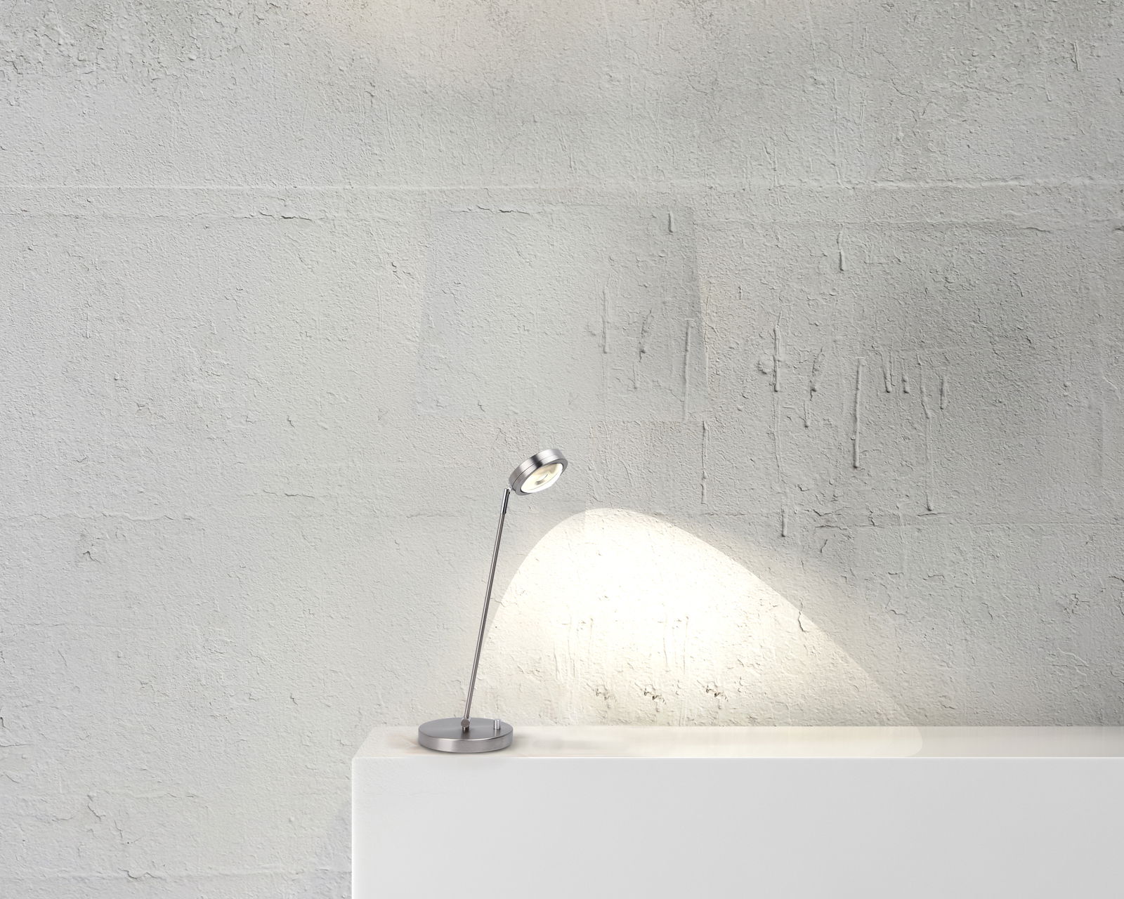 LED Tischleuchte auf einem weißen Podest, seitliche Perspektive