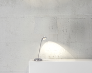 LED Tischleuchte auf einem weißen Podest, seitliche Perspektive