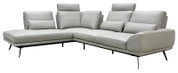 Lichtgrijze moderne hoekbank met chaise longue, verstelbare hoofdsteunen, lendekussens en slanke zwarte poten, schuin van voren gezien