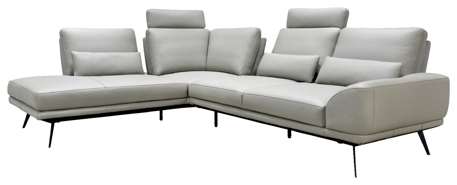 Lichtgrijze moderne hoekbank met chaise longue, verstelbare hoofdsteunen, lendekussens en slanke zwarte poten, schuin van voren gezien
