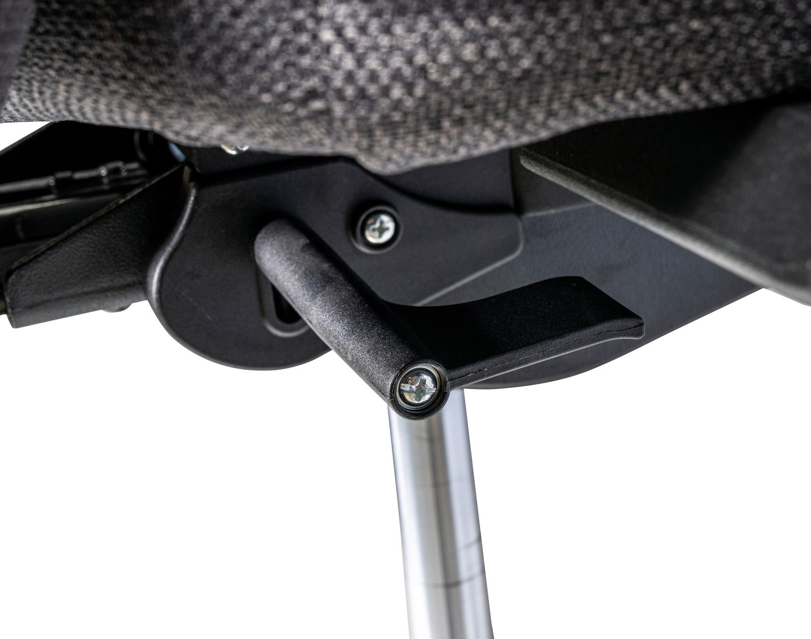 Nahaufnahme des Hebels eines XL-Drehstuhls von unten betrachtet.