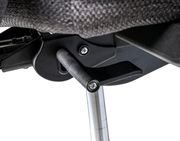 Nahaufnahme des Hebels eines XL-Drehstuhls von unten betrachtet.