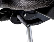 Nahaufnahme des Hebels eines XL-Drehstuhls von unten betrachtet.