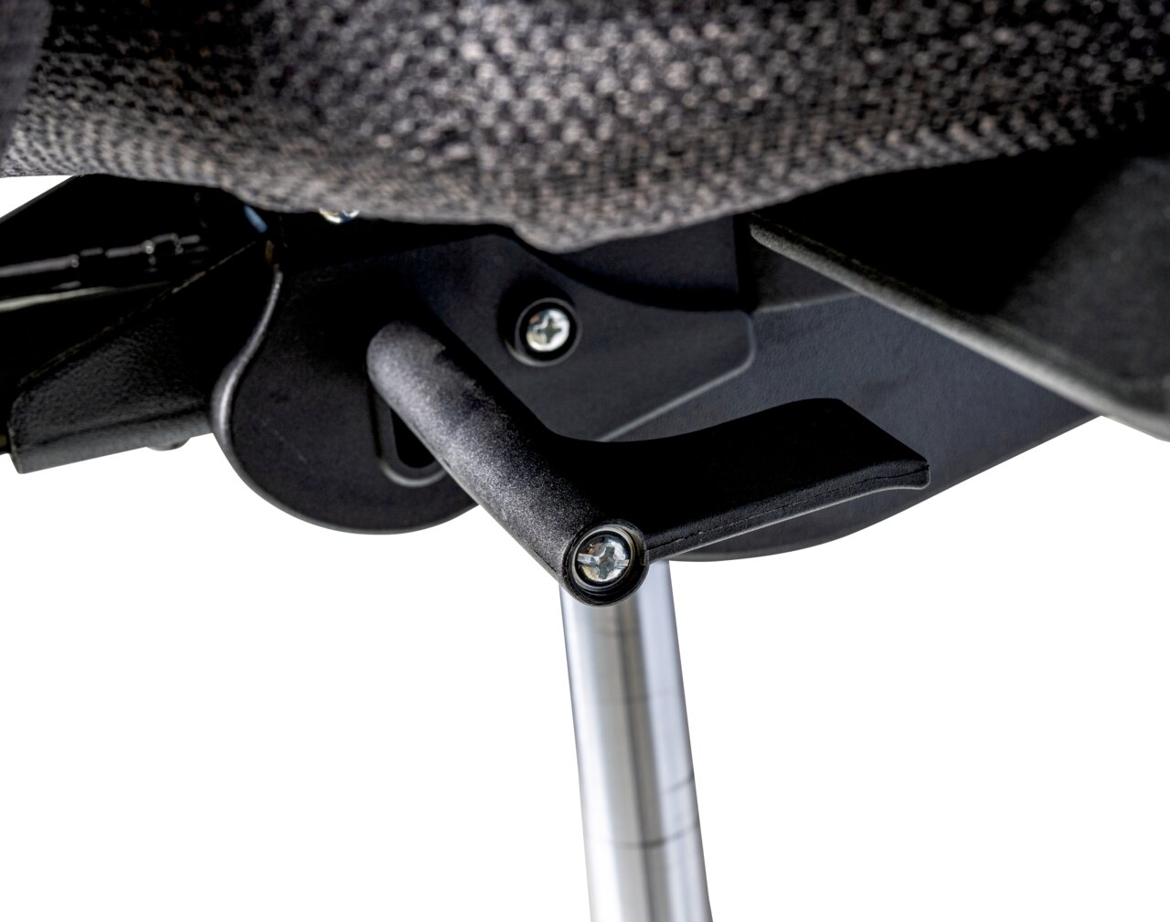 Nahaufnahme des Hebels eines XL-Drehstuhls von unten betrachtet.