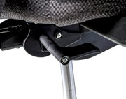 Nahaufnahme des Hebels eines XL-Drehstuhls von unten betrachtet.